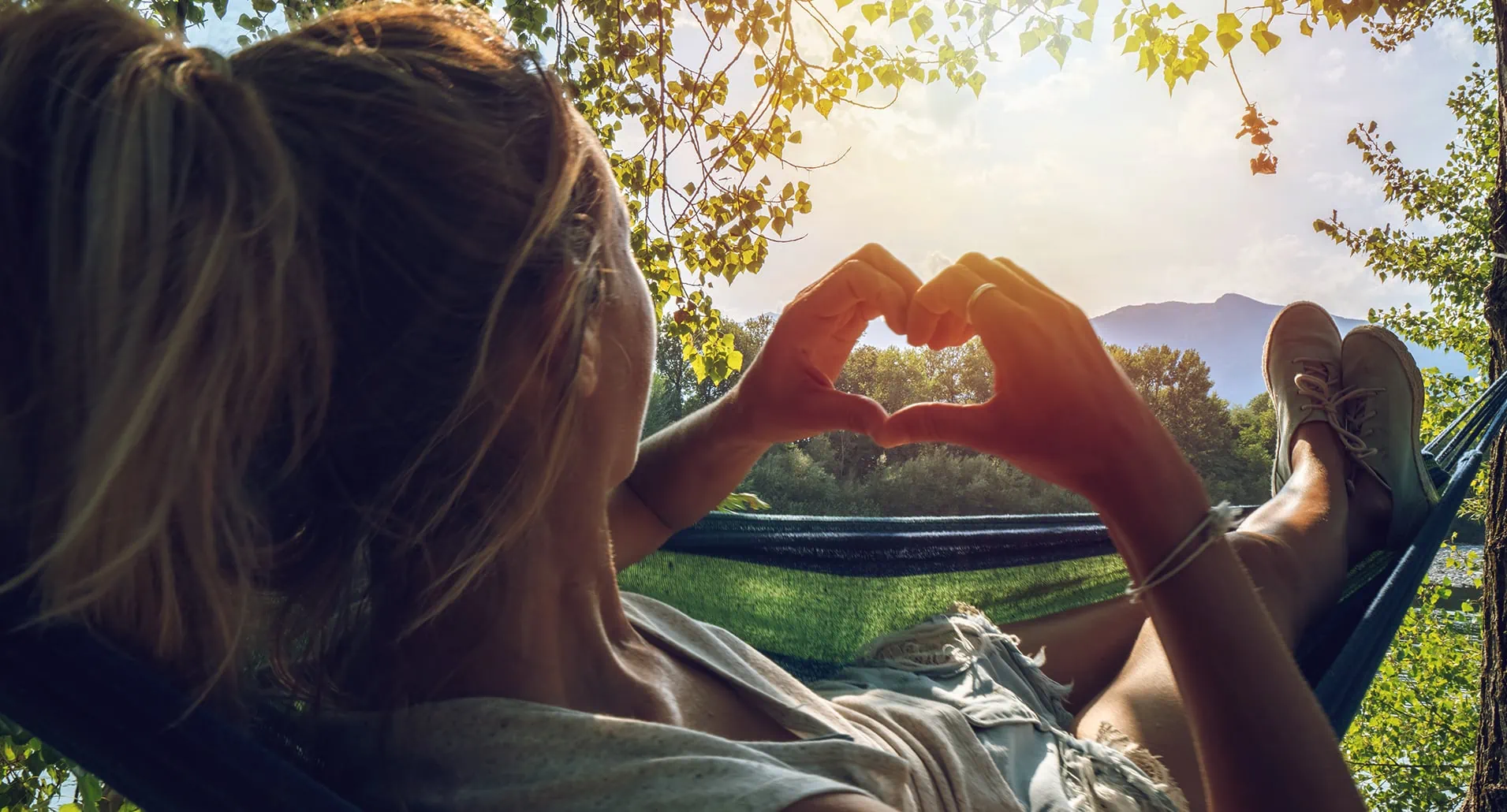 Frau-Haengematte-herz_1-1 Münchner Kindl Taler, bayrische Spezialität und Souvenir, München; Frau in Hängematte beim relaxen