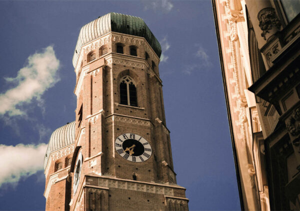 Der Südturm der Frauenkirche in München bei klarem Himmel